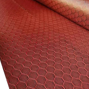 Vinilo automobilių lipni plėvelė su anglies pluošto raštu ir raudono bičių ląstelių efektu.